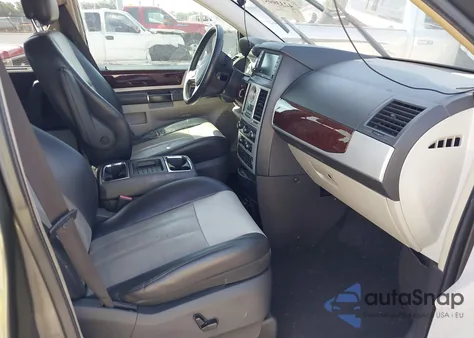 2010 Chrysler Town & Country Touring Plus z USA, uszkodzony, nr VIN 2A4RR8DX1AR361211